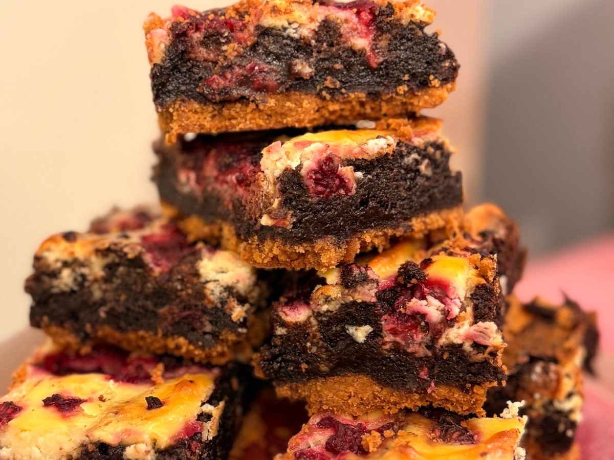 Valentine’s raspberry cheesecake&nbsp;brownies