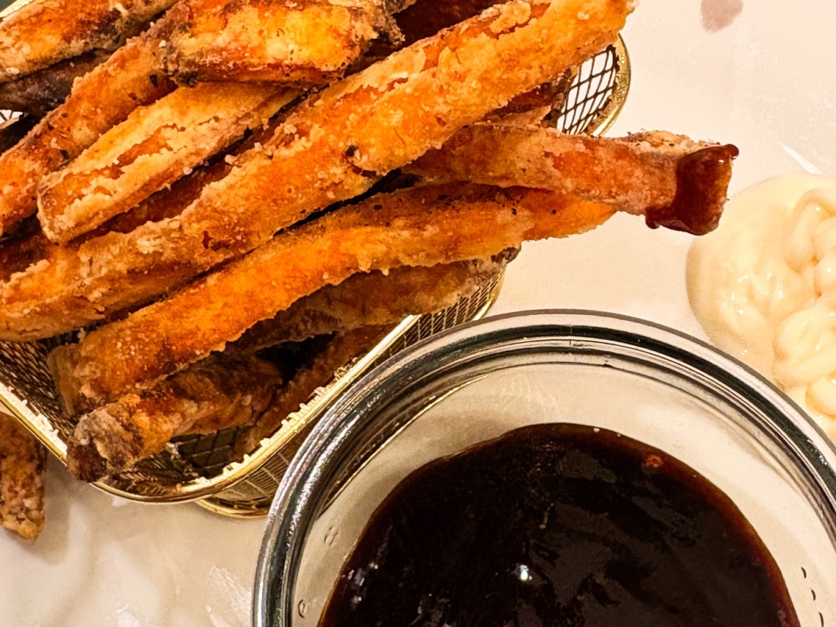 Sweet potato fries and barbecue&nbsp;sauce